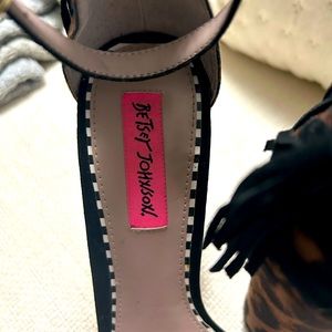 Betsy Johnson black strap with leopard heel